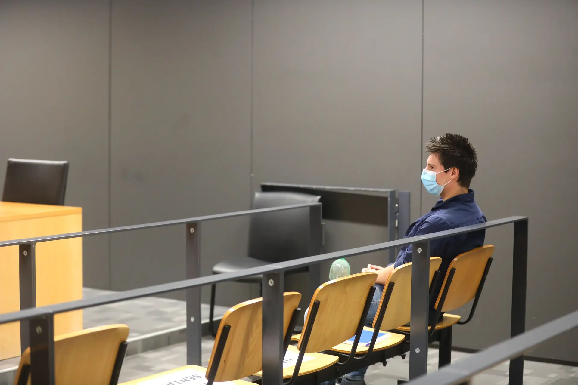 DE OLHO NO JUIZ. Pirata informático Rui Pinto no início do julgamento, no campus de Justiça, em Lisboa.