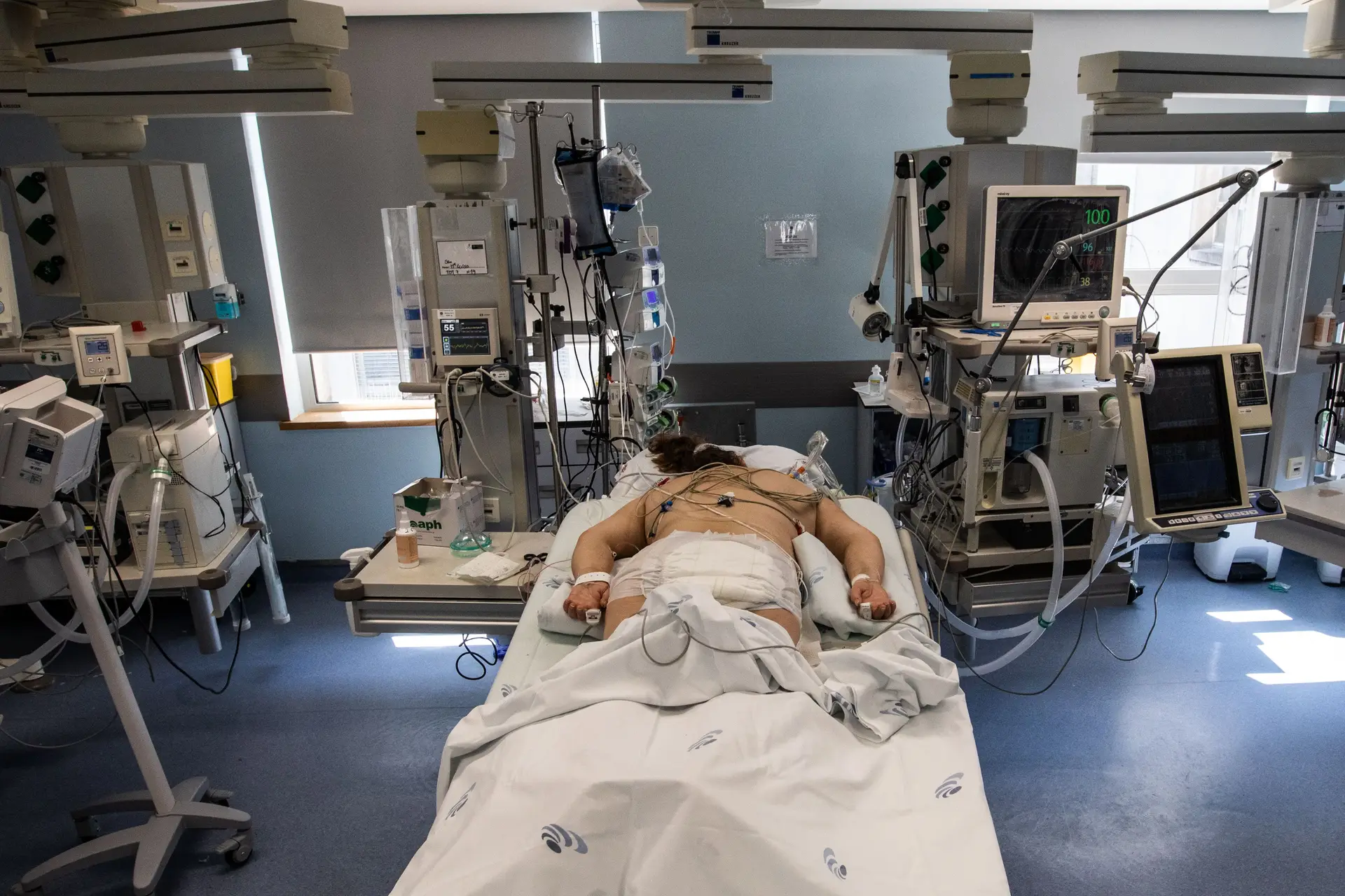 Doente de covid-19 internado na Unidade de Cuidados Intensivos do Hospital de São João, Porto.
