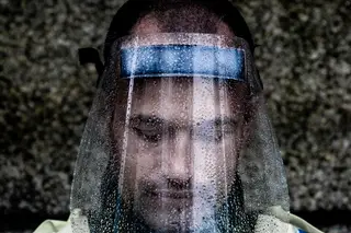 Fé confinada em círculos, pistolas apontadas à cabeça e cidades desertas - as fotos nacionais do ano