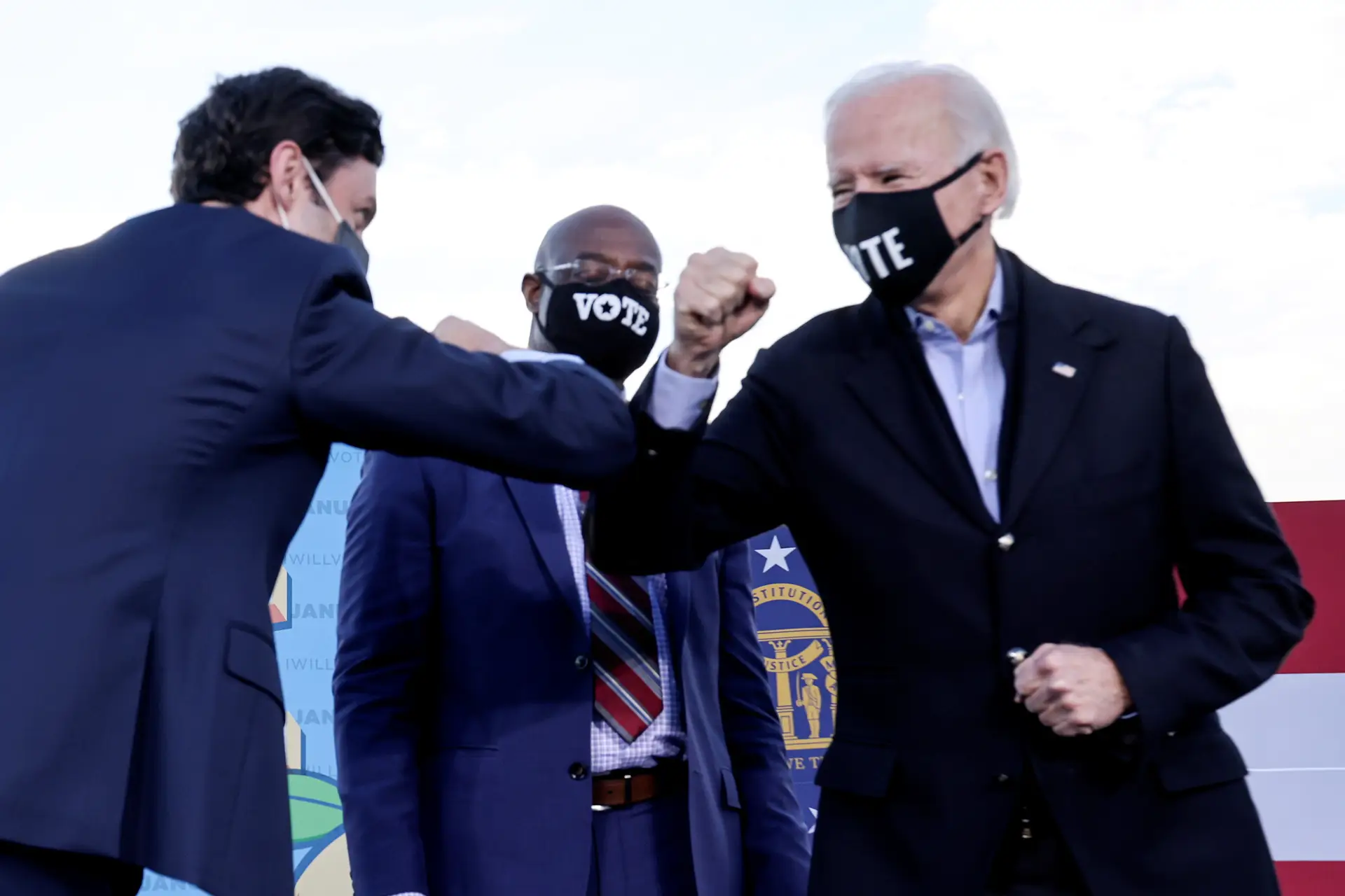 Joe Biden aposta em Jon Ossoff (à esquerda na foto) e Raphael Warnock (ao centro) para assegurar maioria no Senado para o Partido Democrata. O Presidente eleito apoiou os candidatos, segunda-feira, num comício em Atlanta