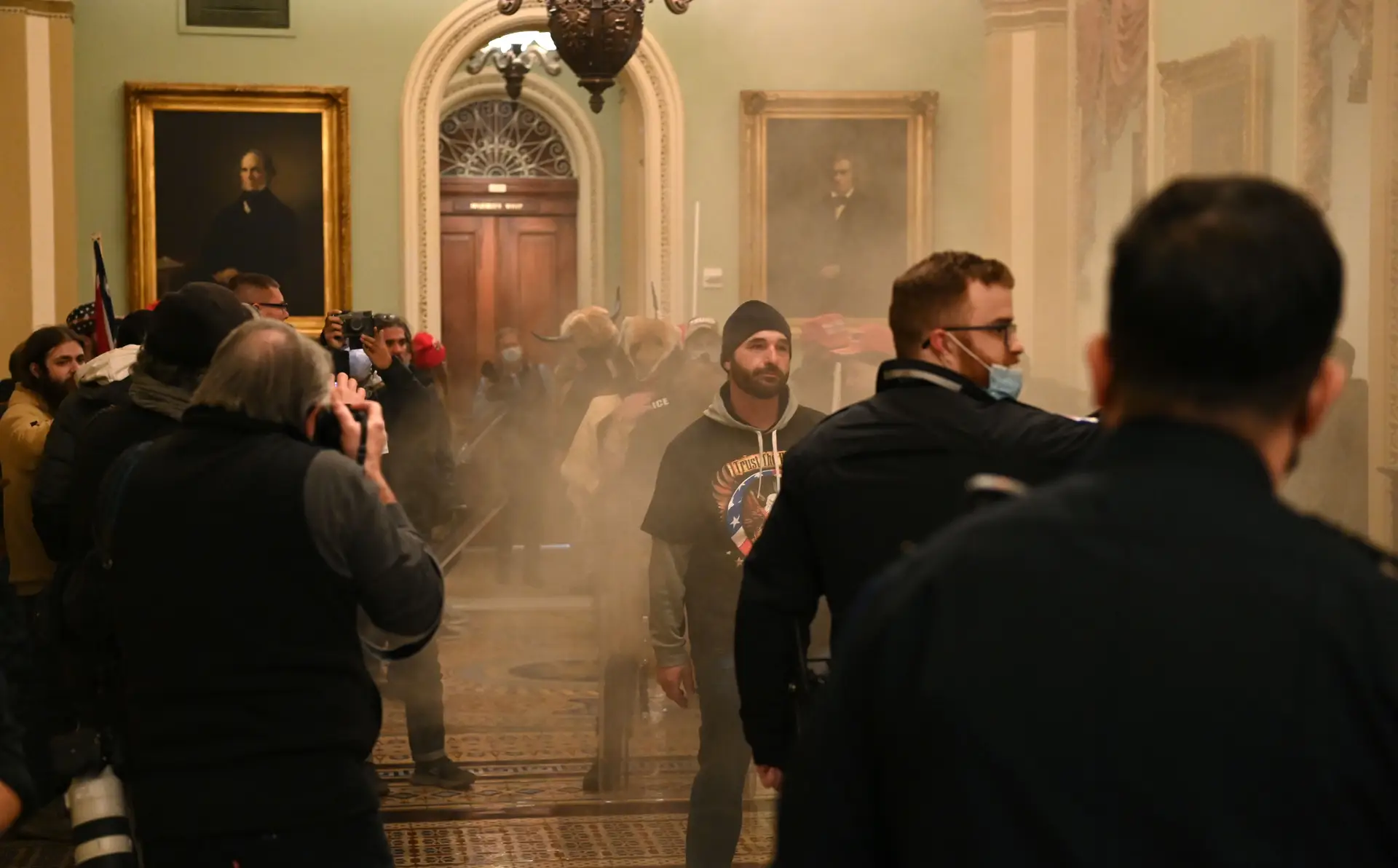 Confrontos no Capitólio. Seis horas de horror em Washington, que resultaram em 4 mortos, 50 presos e 14 polícias feridos