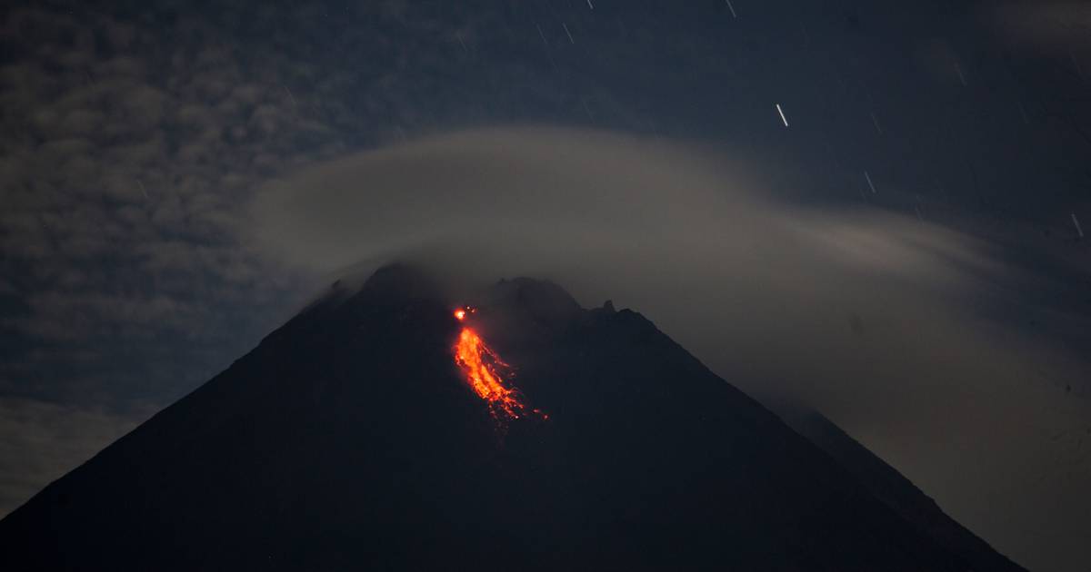 Vulcão Marapi na Indonésia entra em erupção lançando plumas de cinza a três quilómetros de altitude