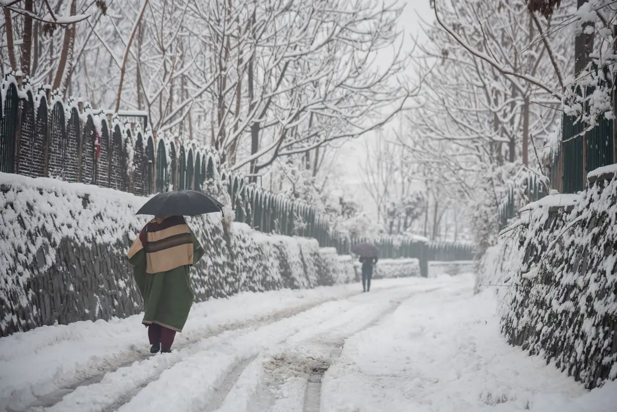 Passeio na estrada coberta de neve em Srinagar, na Índia. Estradas fechada e voos paralisados são alguns dos efeitos do forte nevão que atinge Caxemira pelo terceiro dia consecutivo. O Governo já emitiu um alerta de avalanche devido ao mau tempo