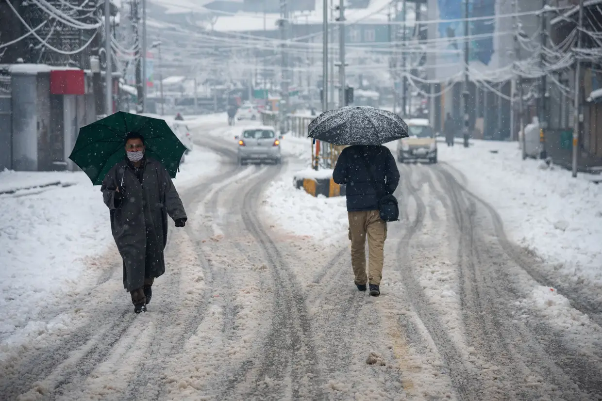 Na mesma cidade indiana, Srinagar, há várias estradas cortadas