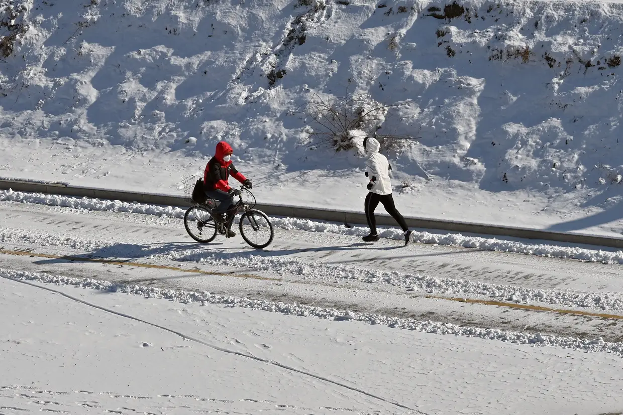 Na Coreia do Sul, as instituições meteorológicas emitiram um alerta de vaga de frio e fortes nevões