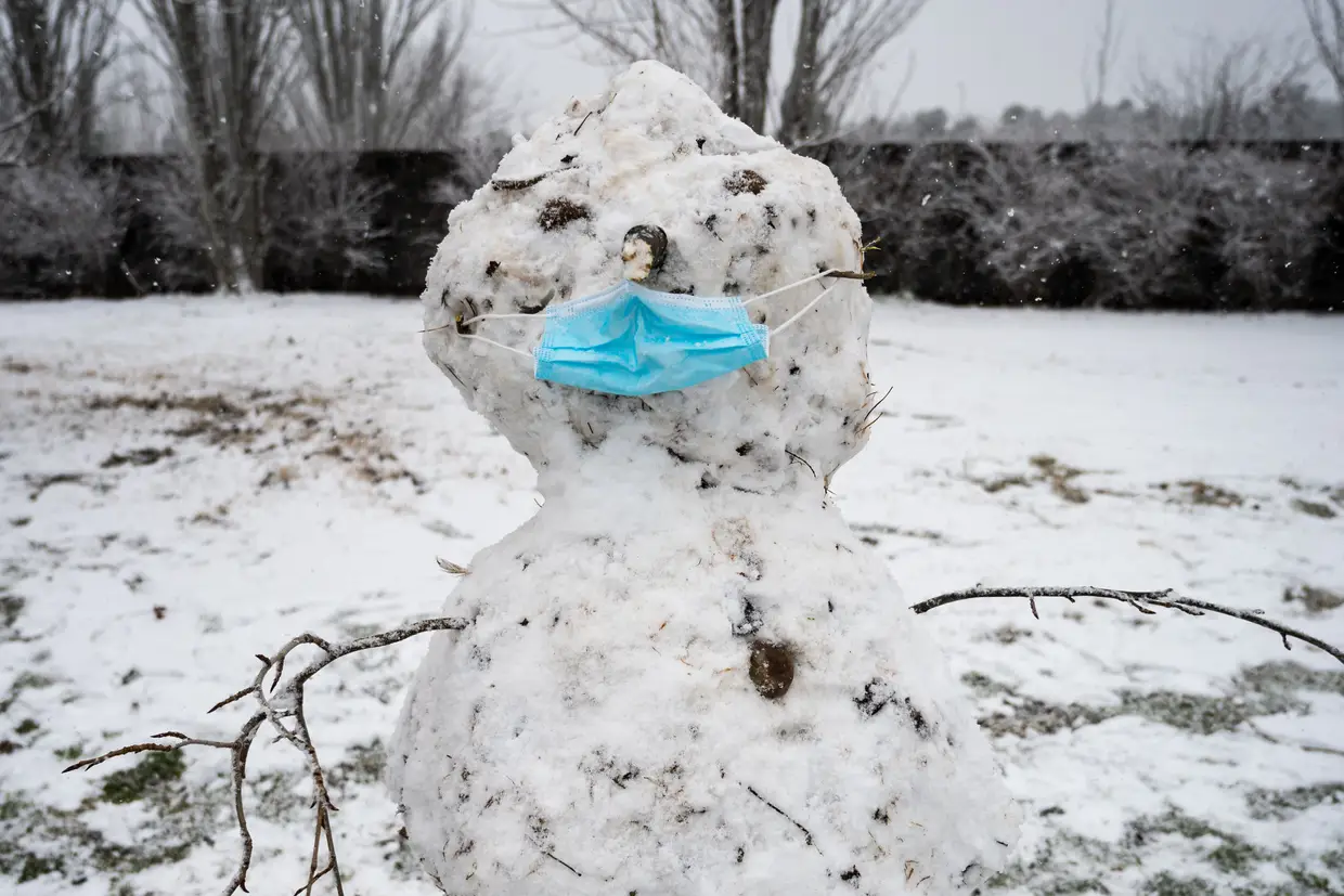 Mesmo que o frio tenha tomado conta das conversas, a pandemia está sempre no pensamento