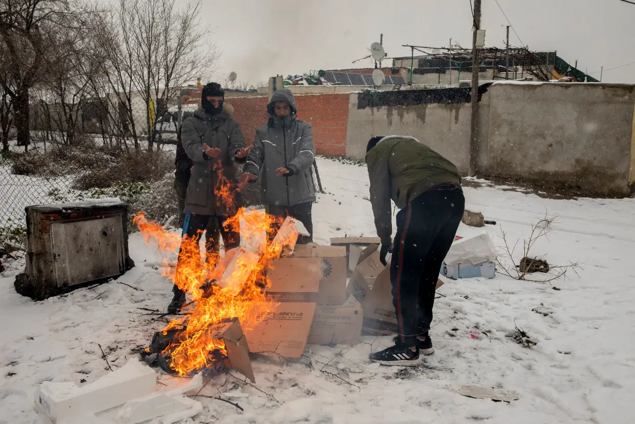 Cañada Real, sem energia elétrica há meses, é das localidades mais afetadas pelo impacto do frio e da neve em Madrid