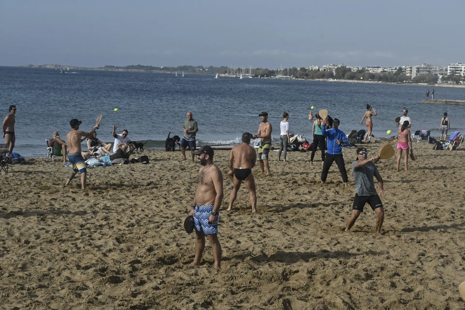 Covid-19. Calor (sim, calor) leva gregos às praias ignorando obrigação de confinamento