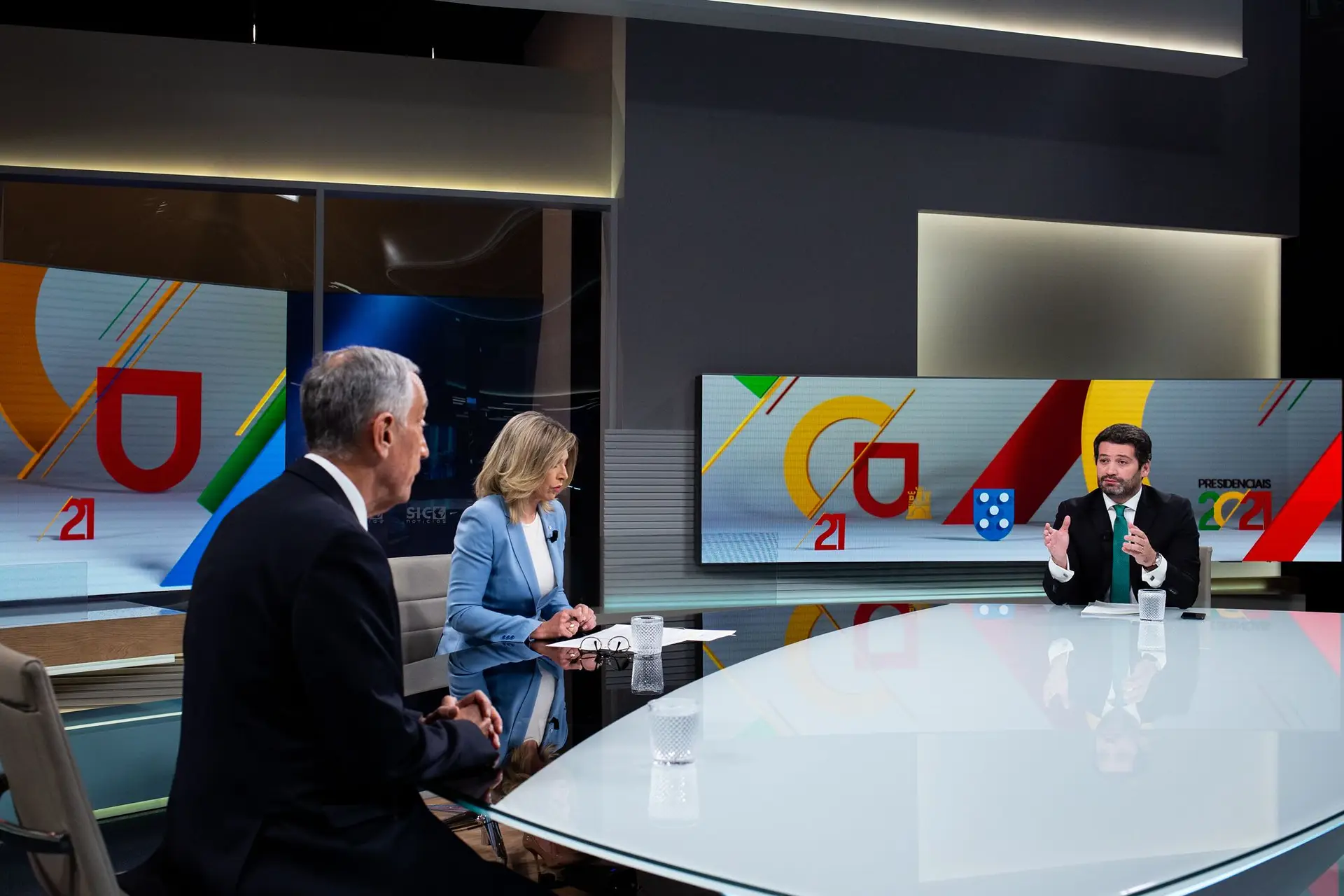 Foto cedida pela SIC do debate televisivo entre os candidatos às Eleições Presidenciais, Marcelo Rebelo de Sousa e André Ventura