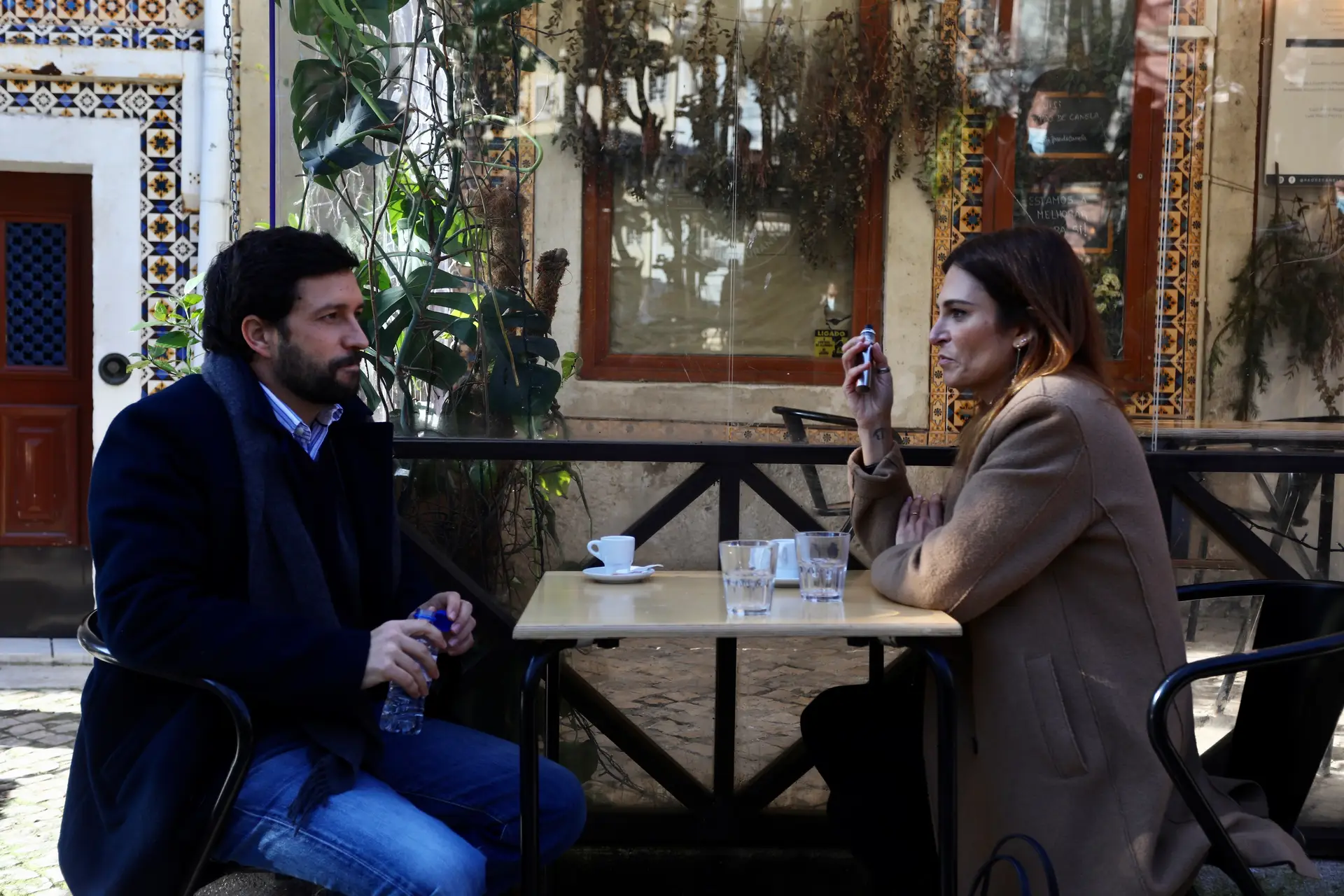 Um comunista e uma socialista entram num café… e unem-se contra os “candidatos e candidatas” populistas