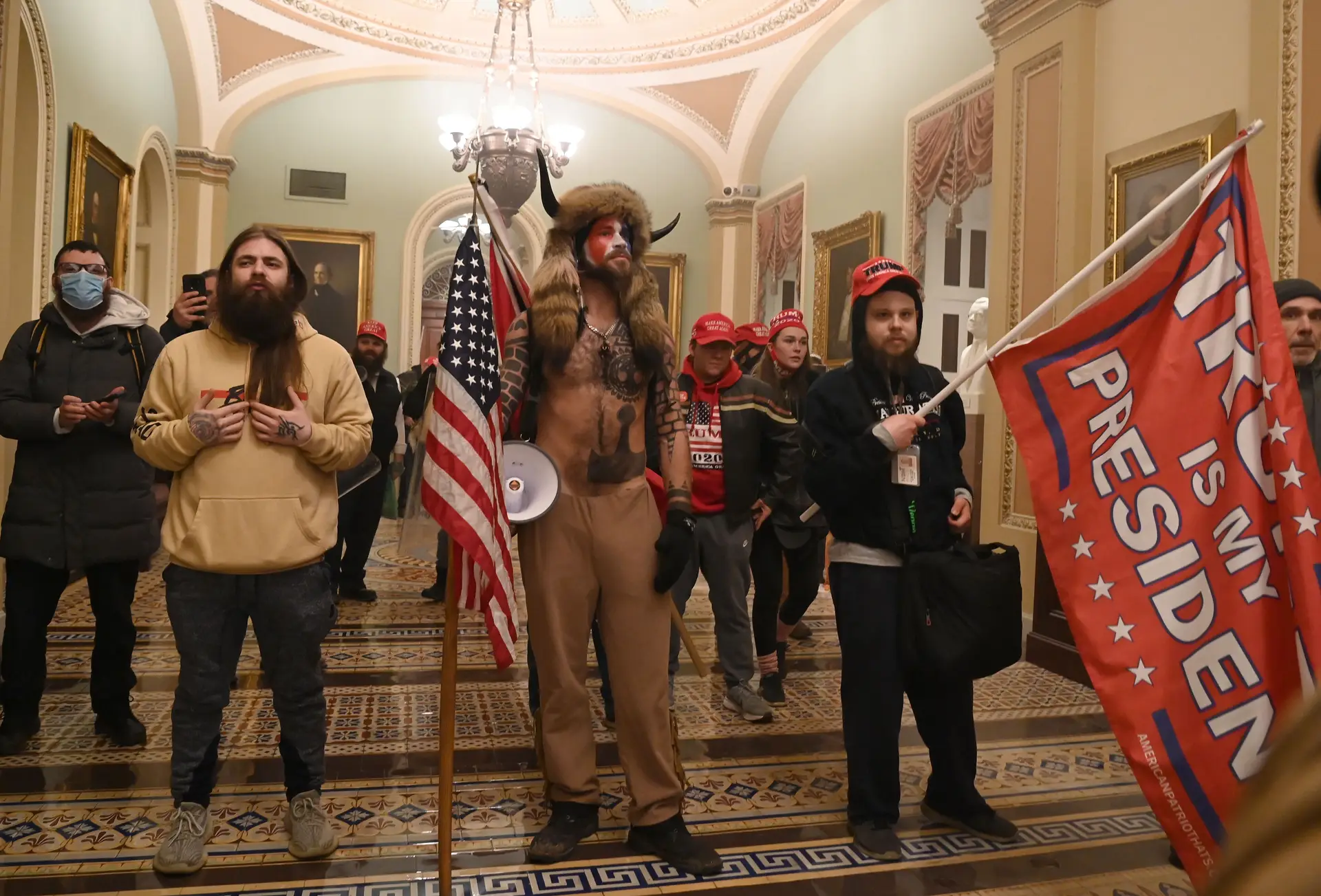 Apoiantes de Donald Trump invadiram o edifício do Congresso durante a sessão de certificação da vitória eleitoral de Joe Biden, a 6 de janeiro de 2021