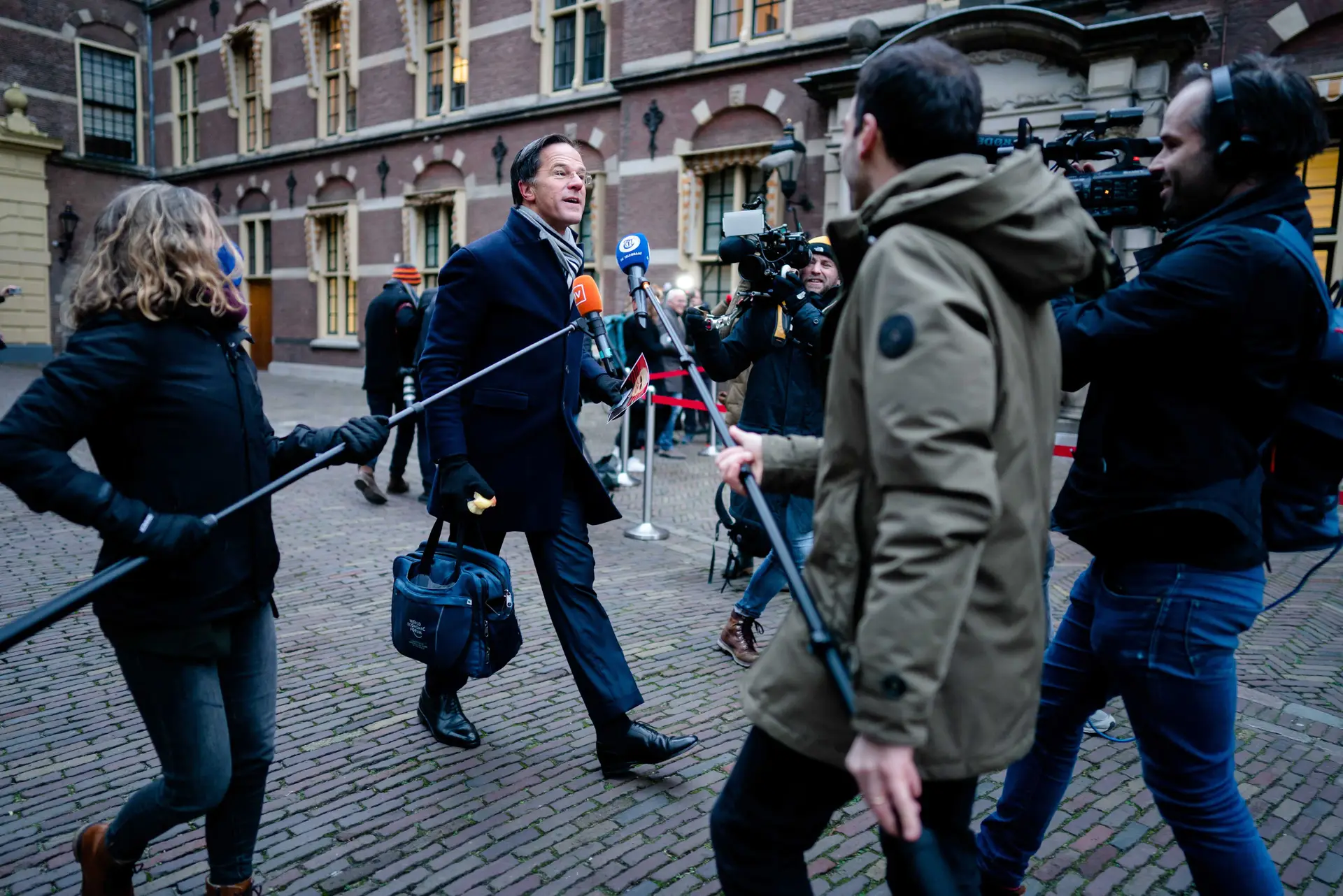 O primeiro-ministro holandês Mark Rutte renunciou devido ao escândalo dos subsídios sociais