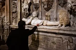 Ventura junto a túmulo de D. Afonso Henriques, em Coimbra