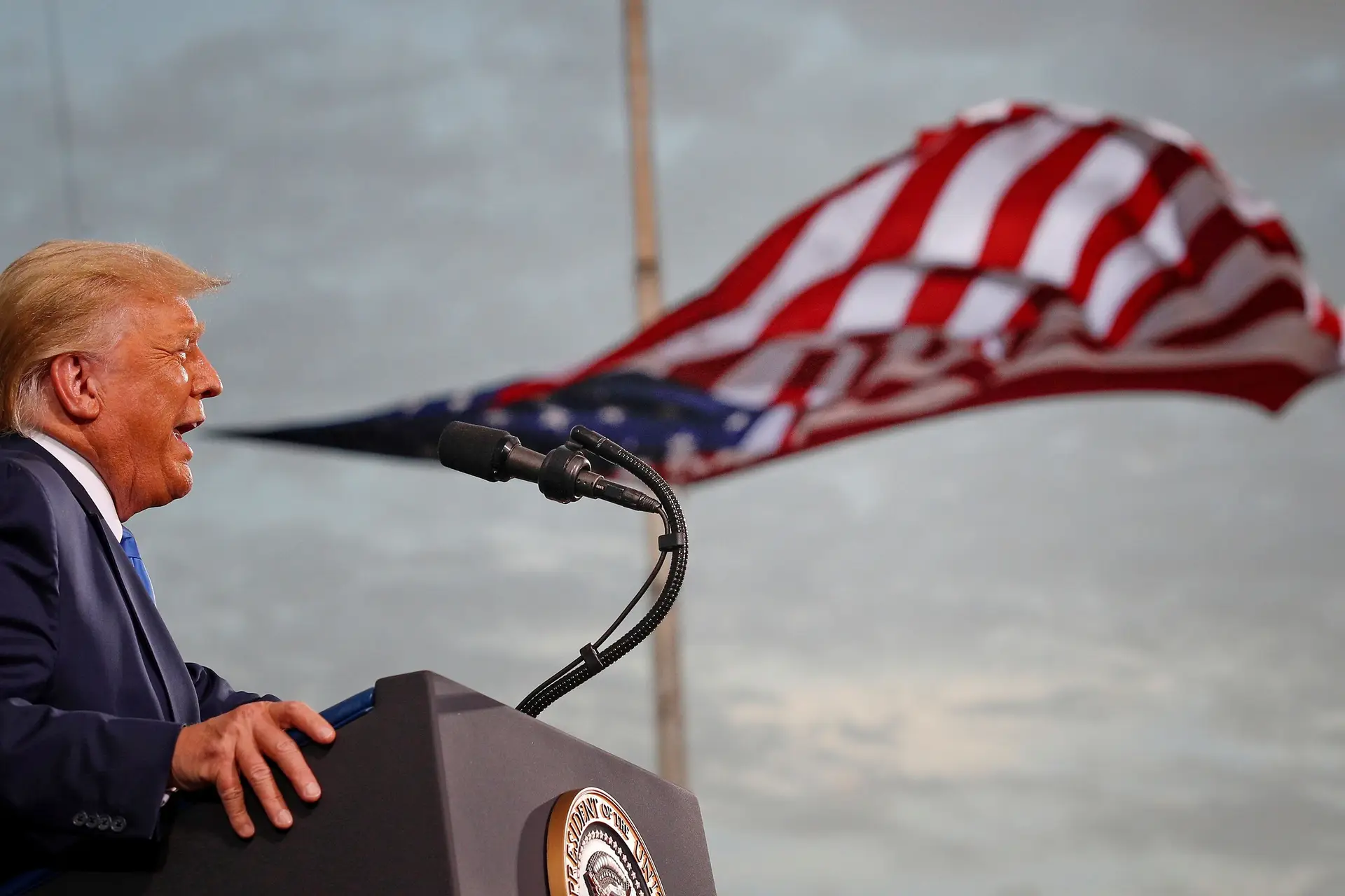 Trump discursa num comício em Jacksonville, na Florida, a 24 de setembro de 2020. Cego com a reeleição, negligenciou o combate à pandemia