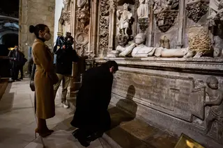 Ventura ajoelha-se diante do túmulo de D. Afonso Henriques