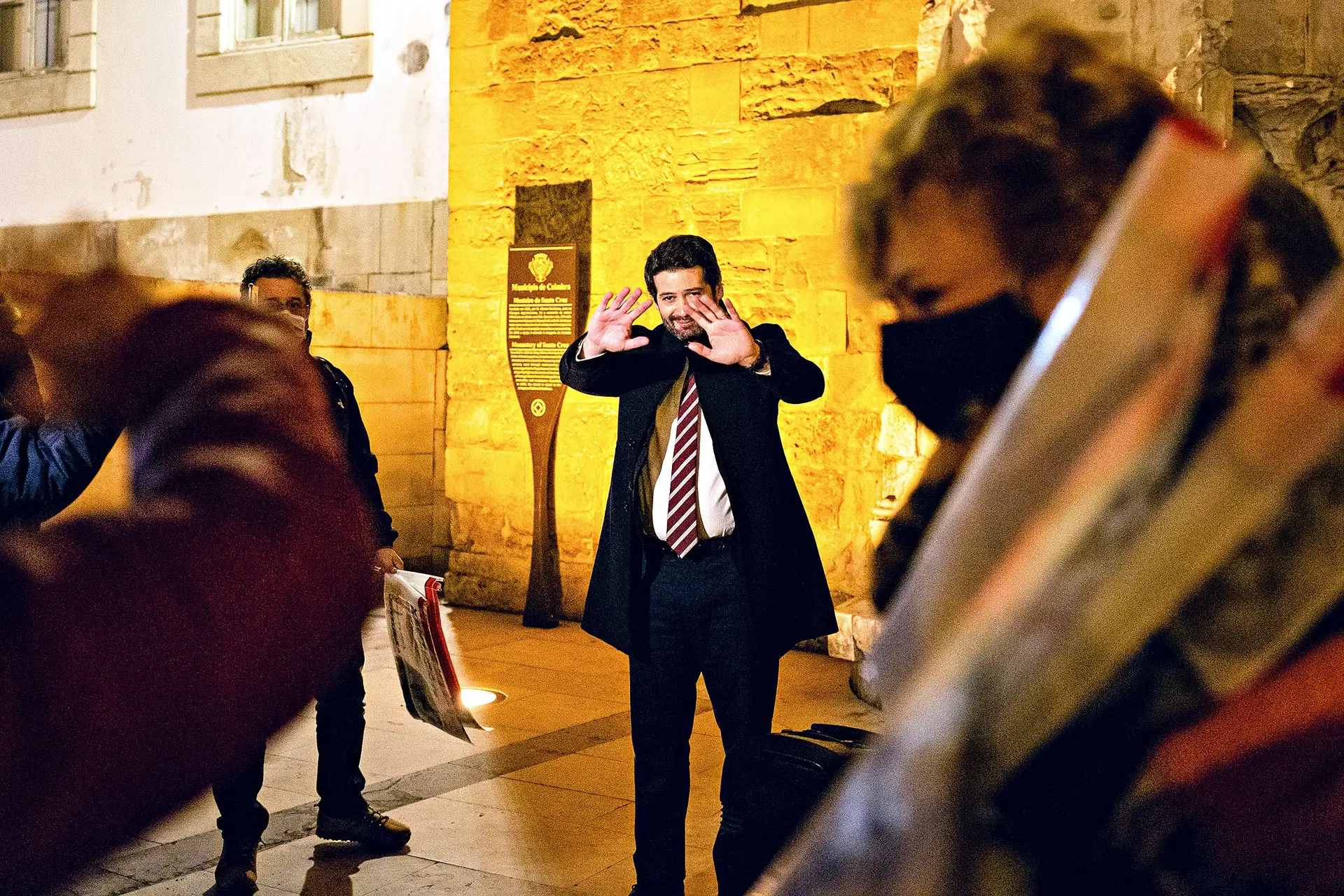 Ventura enfrenta a maior manifestação de sempre na campanha à frente da Igreja de Santa Cruz, em Coimbra