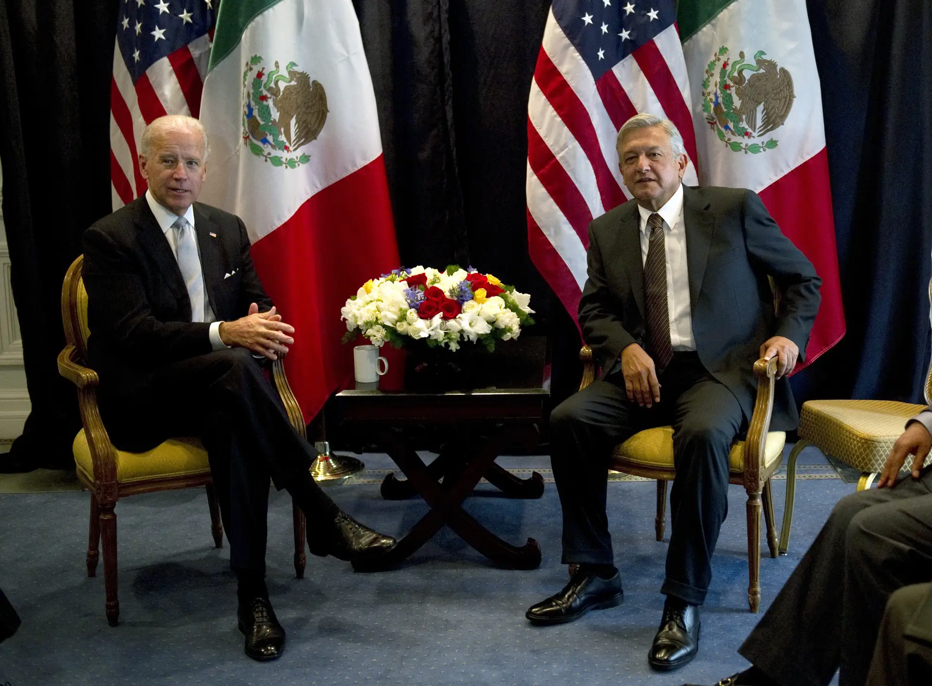 Joe Biden num encontro com Andrés Manuel López Obrador, quando um era vice-presidente dos EUA e o outro candidato a presidencial no México. Agora são ambos chefes de Estado e têm uma das relações mais importantes do continente americano