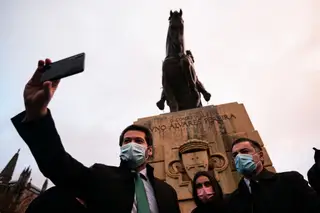 Ventura tira ‘selfie’ junto à estátua de Nuno Álvares Pereira, no exterior do Mosteiro da Batalha