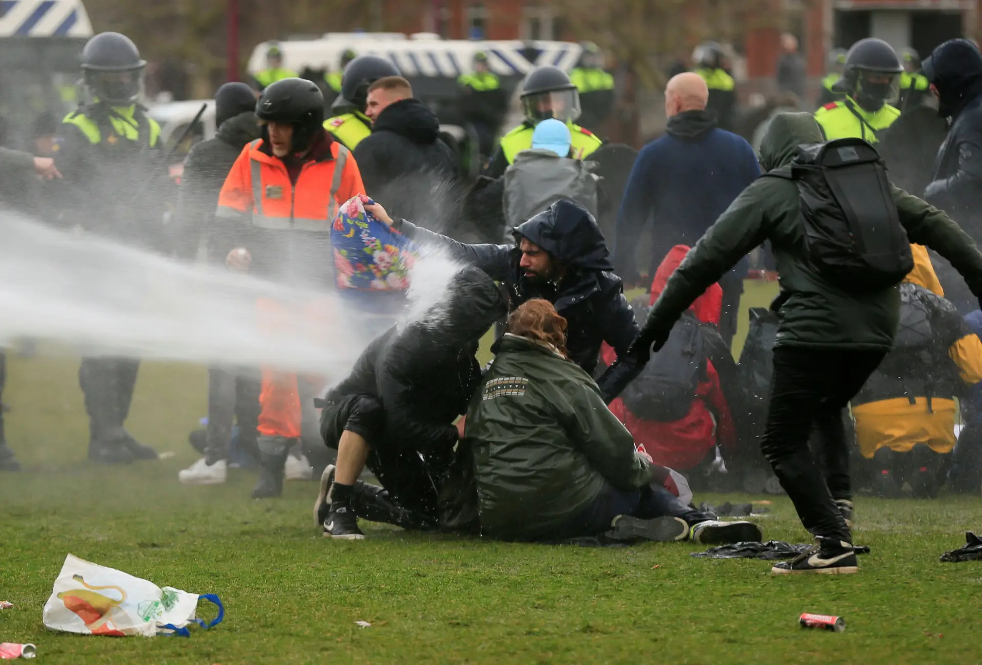 Pelo segundo domingo consecutivo, a polícia entrou em confronto com manifestantes em Amesterdão