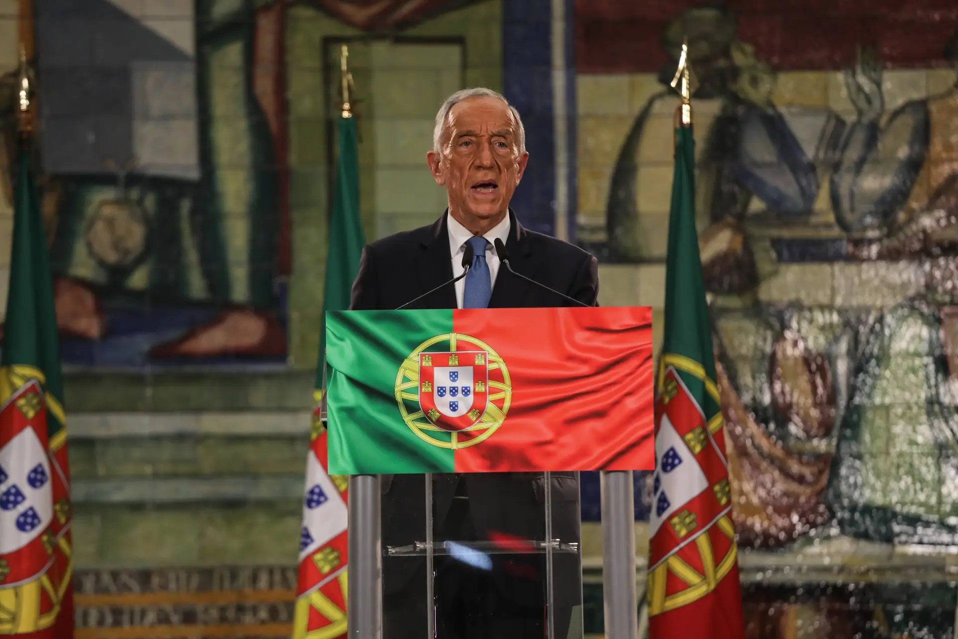 Marcelo pressiona: desconfinamento só com “plano por fases”, “matriz de risco”, “mais testes e mais rastreio”