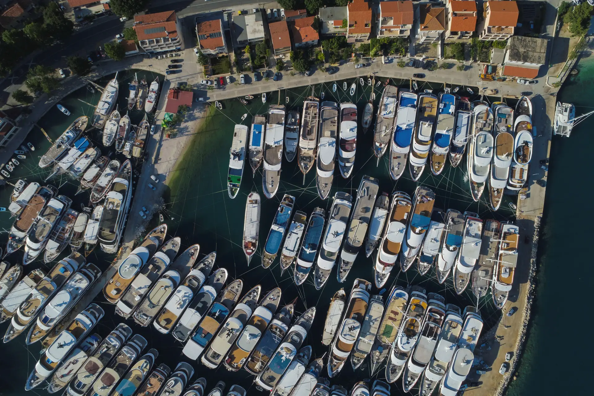 Com o mundo a viver ao ralenti, ou numa espécie de hibernação, de que também são exemplo estes iates arrumados na marina de Krilo Jesenice, na Croácia, em fins de maio,