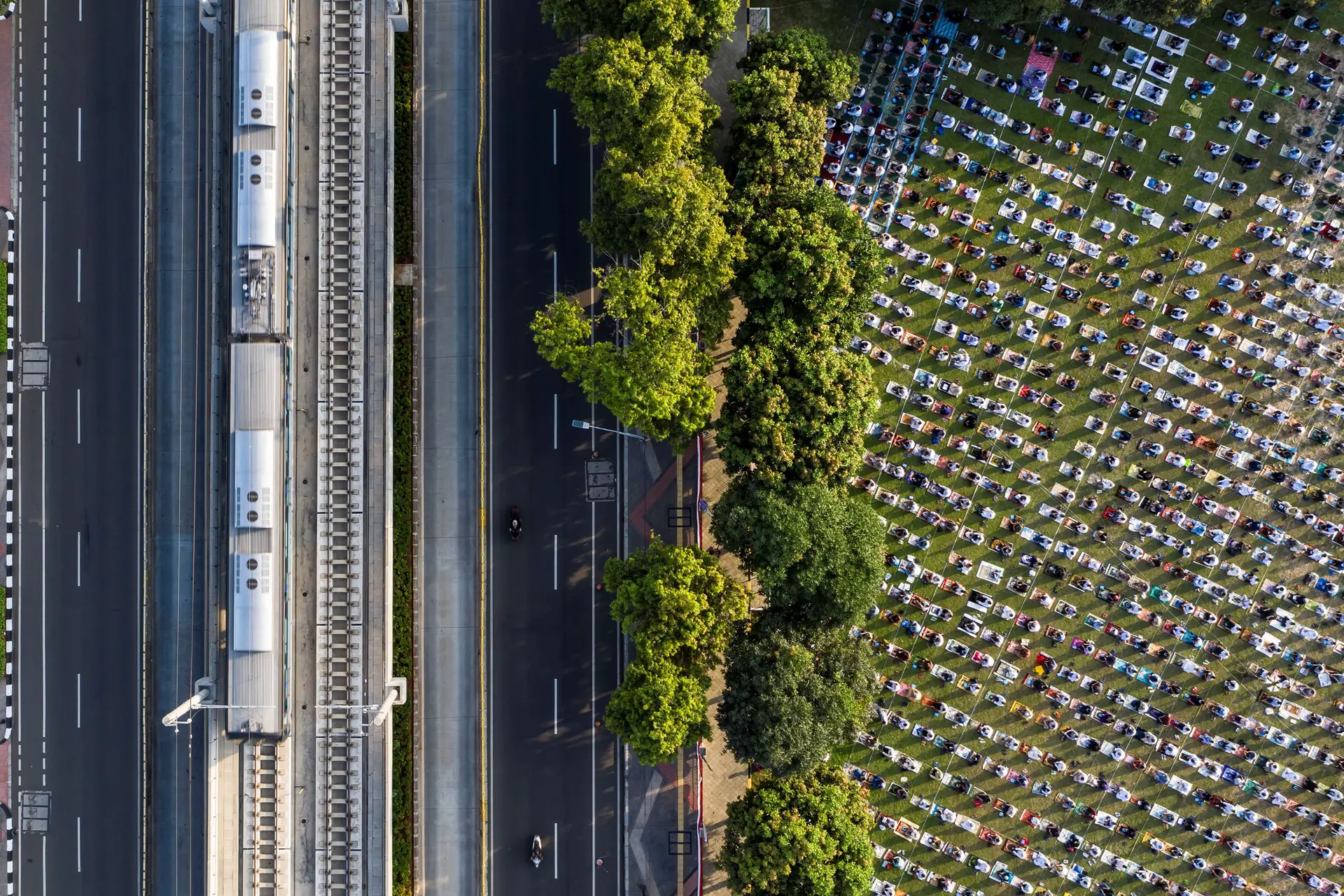 Depois, o mundo teve de se ir adaptando como pôde à ameaça invisível, tentando regressar à normalidade (im)possível, mantendo a distância entre pessoas, como nesta foto, tirada durante as orações do fim do Ramadão junto à grande mesquita de Al-Azhar, na capital indonésia...