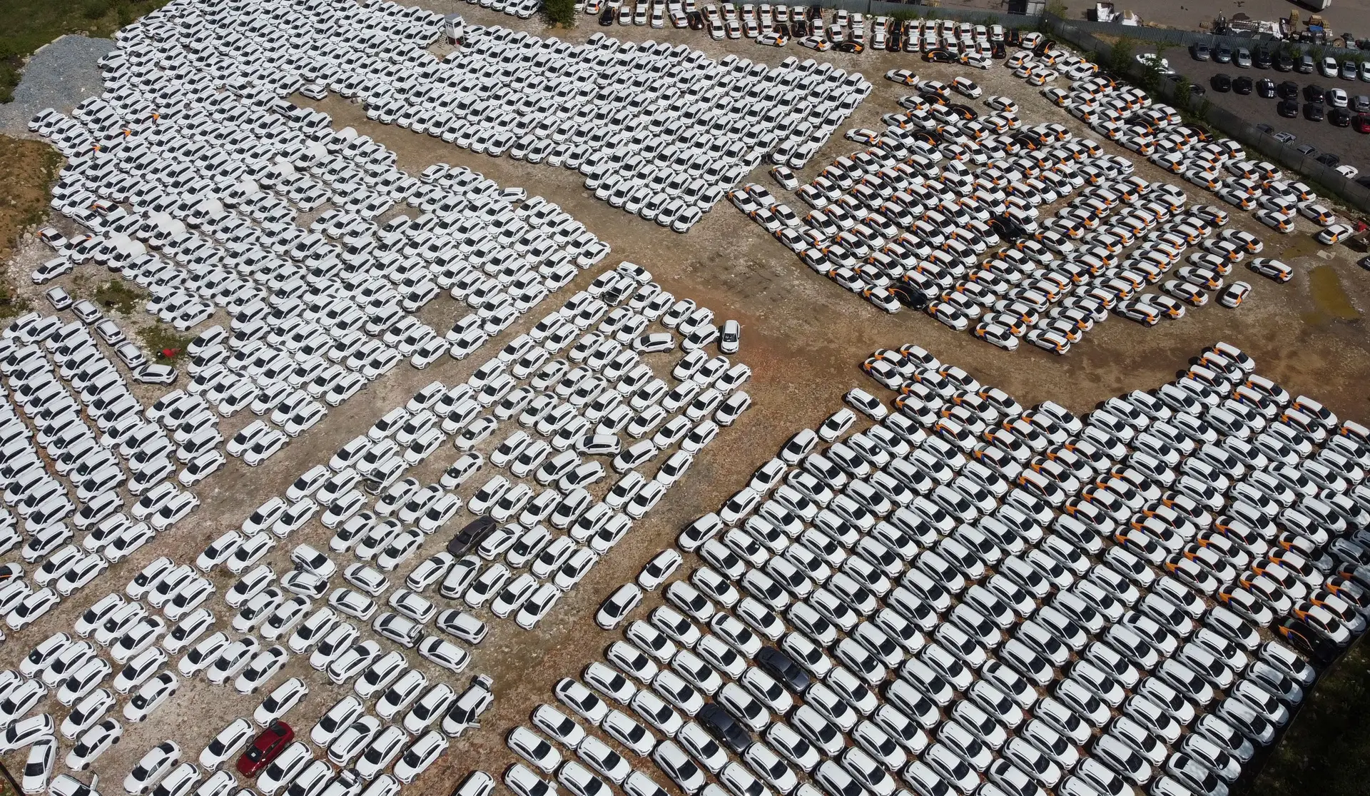 a atividade económica ficou reduzida ao mínimo ou parou totalmente nos mais variados sectores, como o desta foto, o dos carros de uso partilhado, neste caso em Moscovo.