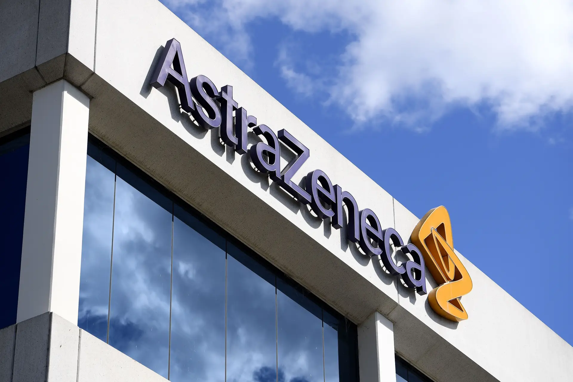 Covid-19. Bruxelas recusa comentar inspeção a fábrica da AstraZeneca na Bélgica