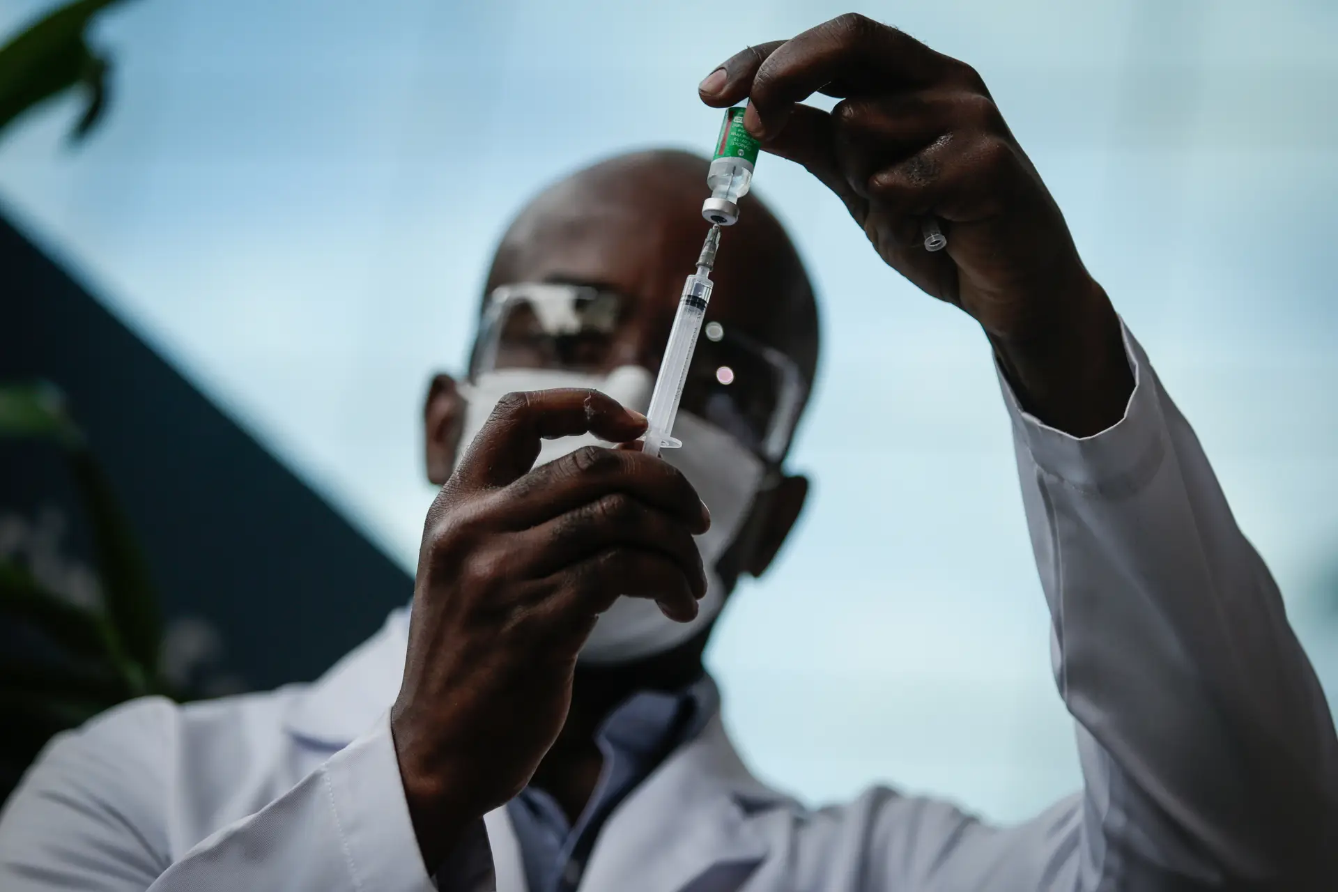 Estudo da AstraZeneca/Oxford aponta para uma redução de 67% na transmissão do vírus