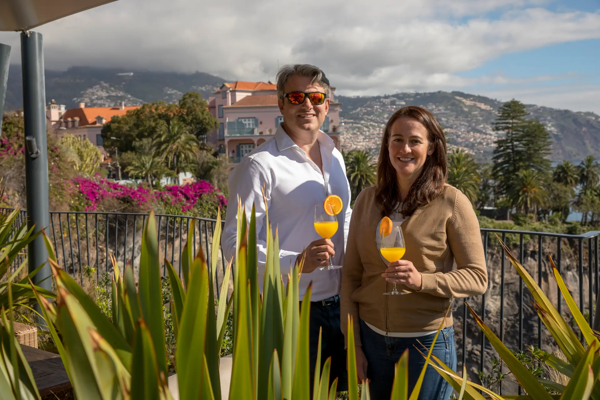 O casal norte-americano Patrick Dunn e Ann Juliano no hotel Les Suites at The Cliff Bay. Estão desde outubro na Madeira. "Estar aqui é uma experiência incrível, só voltamos quando a situação estiver melhor"
