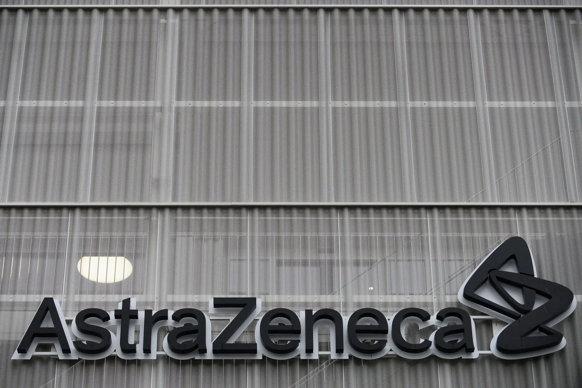 Vacina covid-19. Astrazeneca aceita revelar contrato com a UE mas sem a indicação de doses e prazos de entrega 