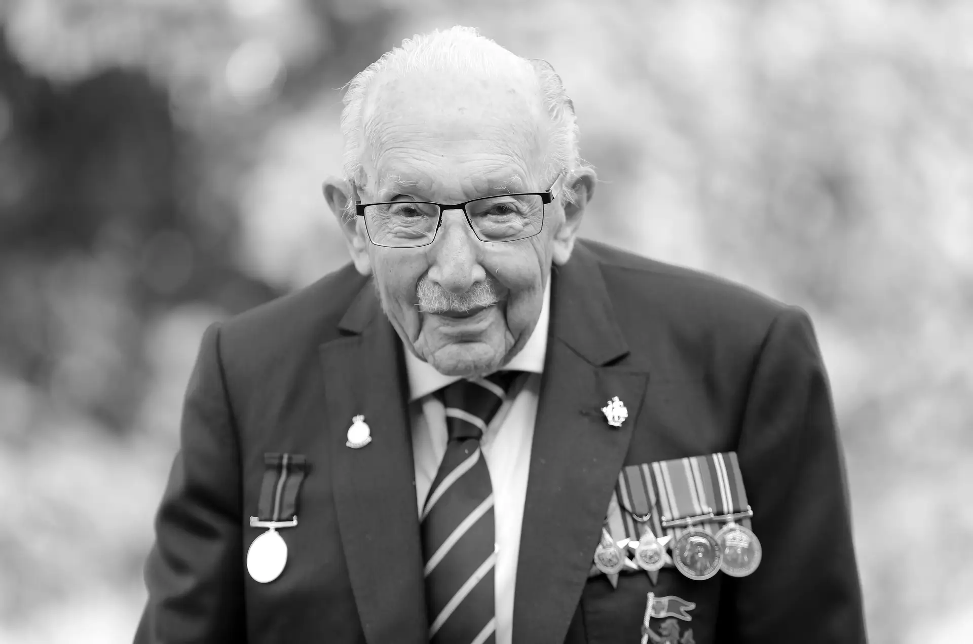 Veterano britânico da 2ª Guerra, capitão Tom Moore, fotografado no lançamento do seu livro de memórias "Amanhã será um dia bom"
