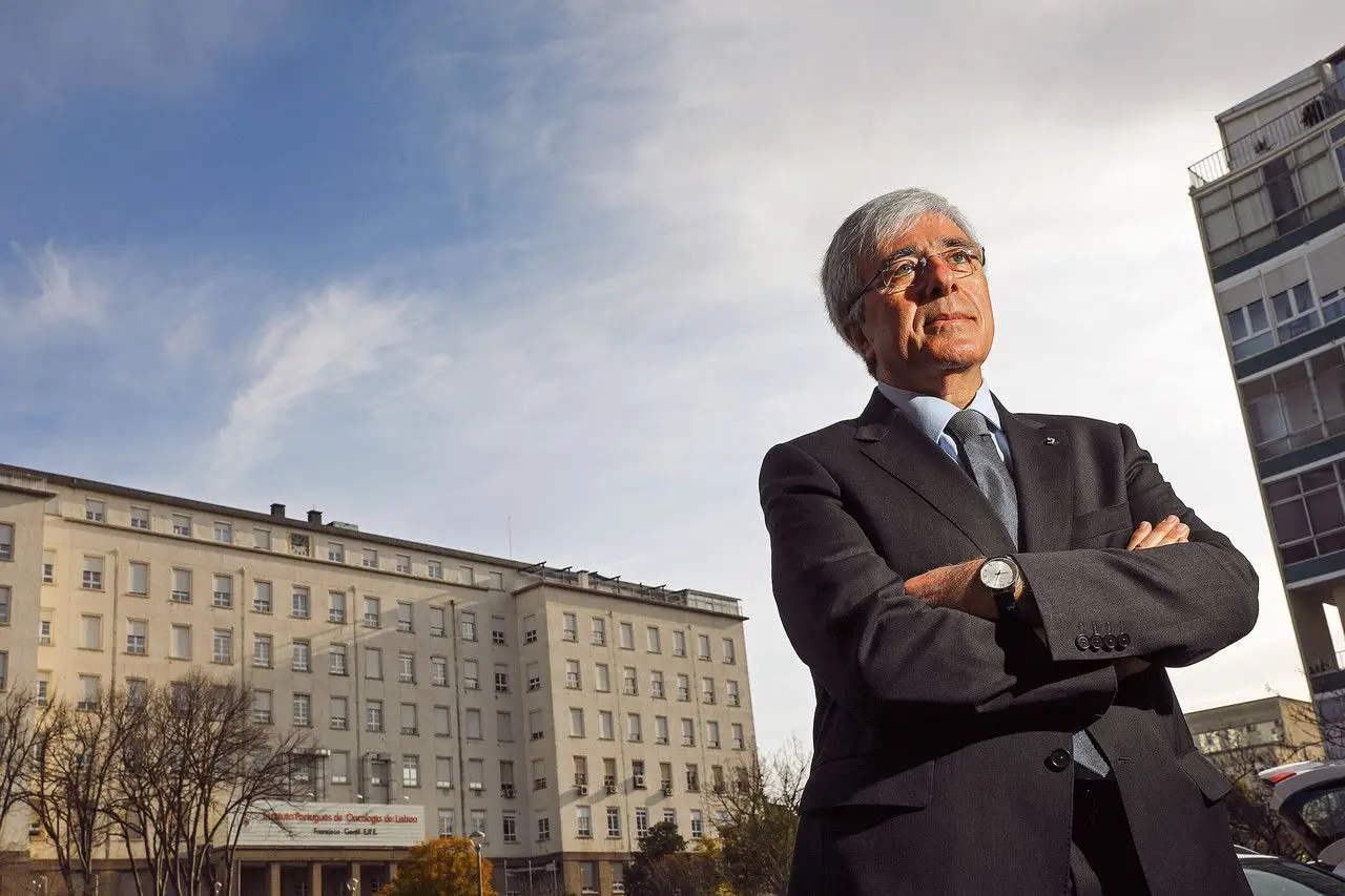 Francisco Ramos, fotografado à porta do IPO de Lisboa, cujo conselho de administração liderou entre 2012 e 2018