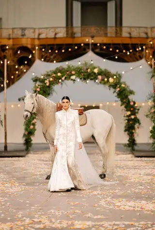 Os bordados em strass e pérolas, no vestido de noiva da coleção primavera/verão de alta-costura da Chanel, são da autoria dos artesãos da Lesage
