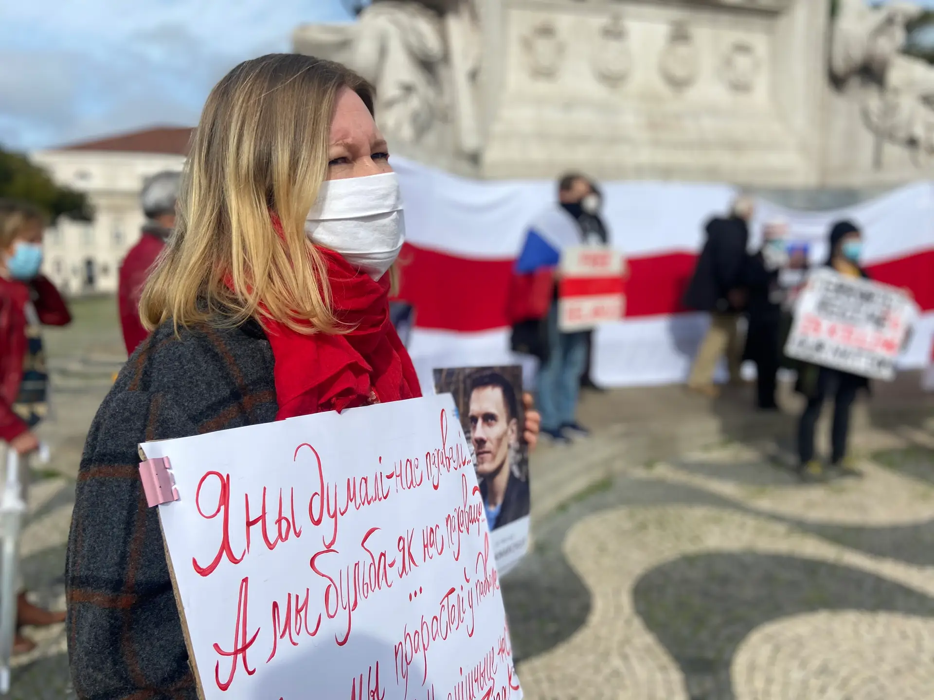 Uma das manifestantes segura uma fotografia de um dos presos políticos na Bielorrússia