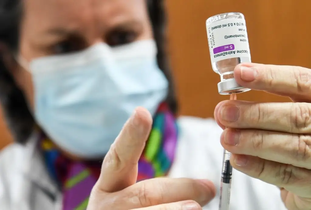 Covid-19. Determinação da DGS: vacina da AstraZeneca deve ser dada a pessoas até aos 65 anos