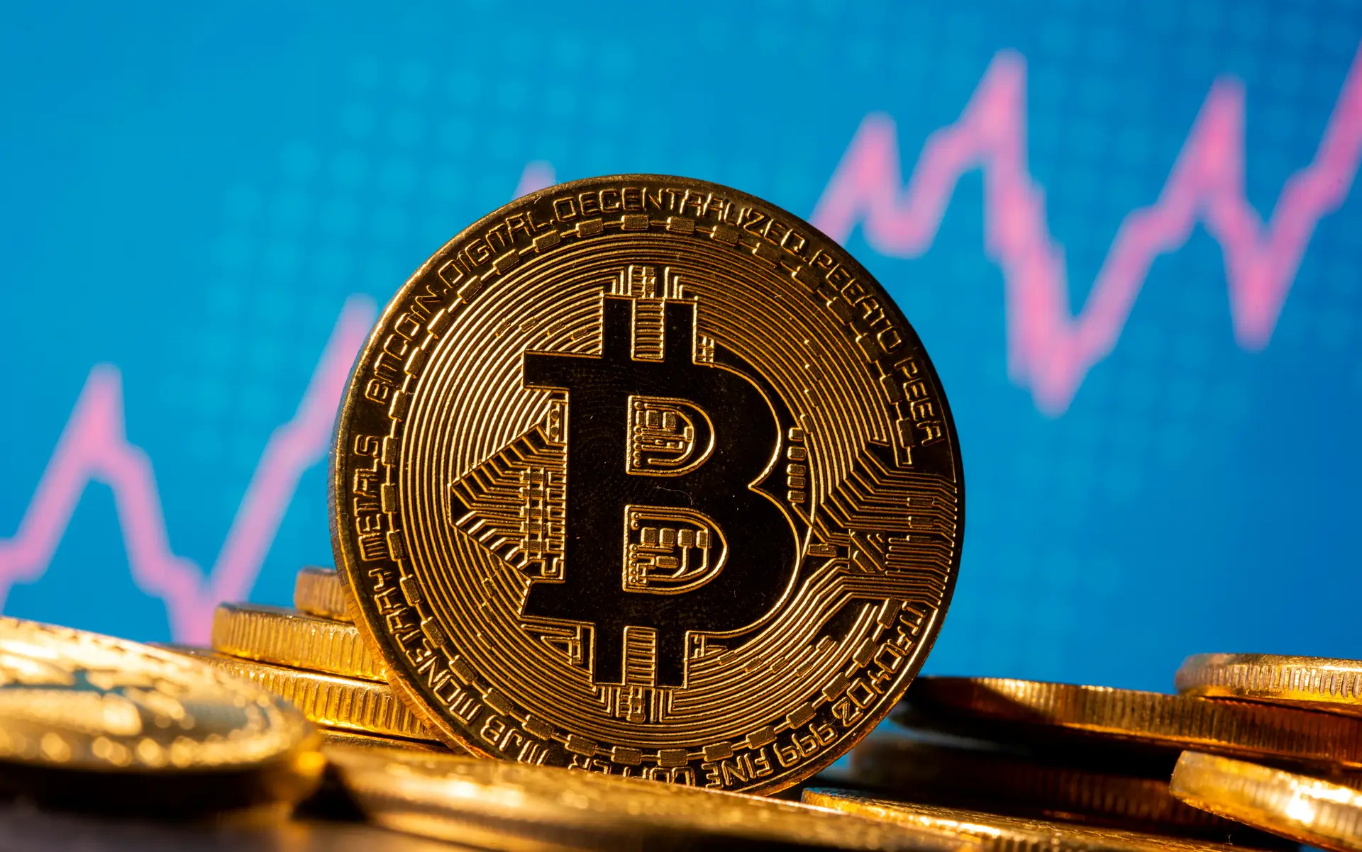 Num panorama de baixas taxas de juro, a a criptomoeda bitcoin assume-se com um investimento alternativo.