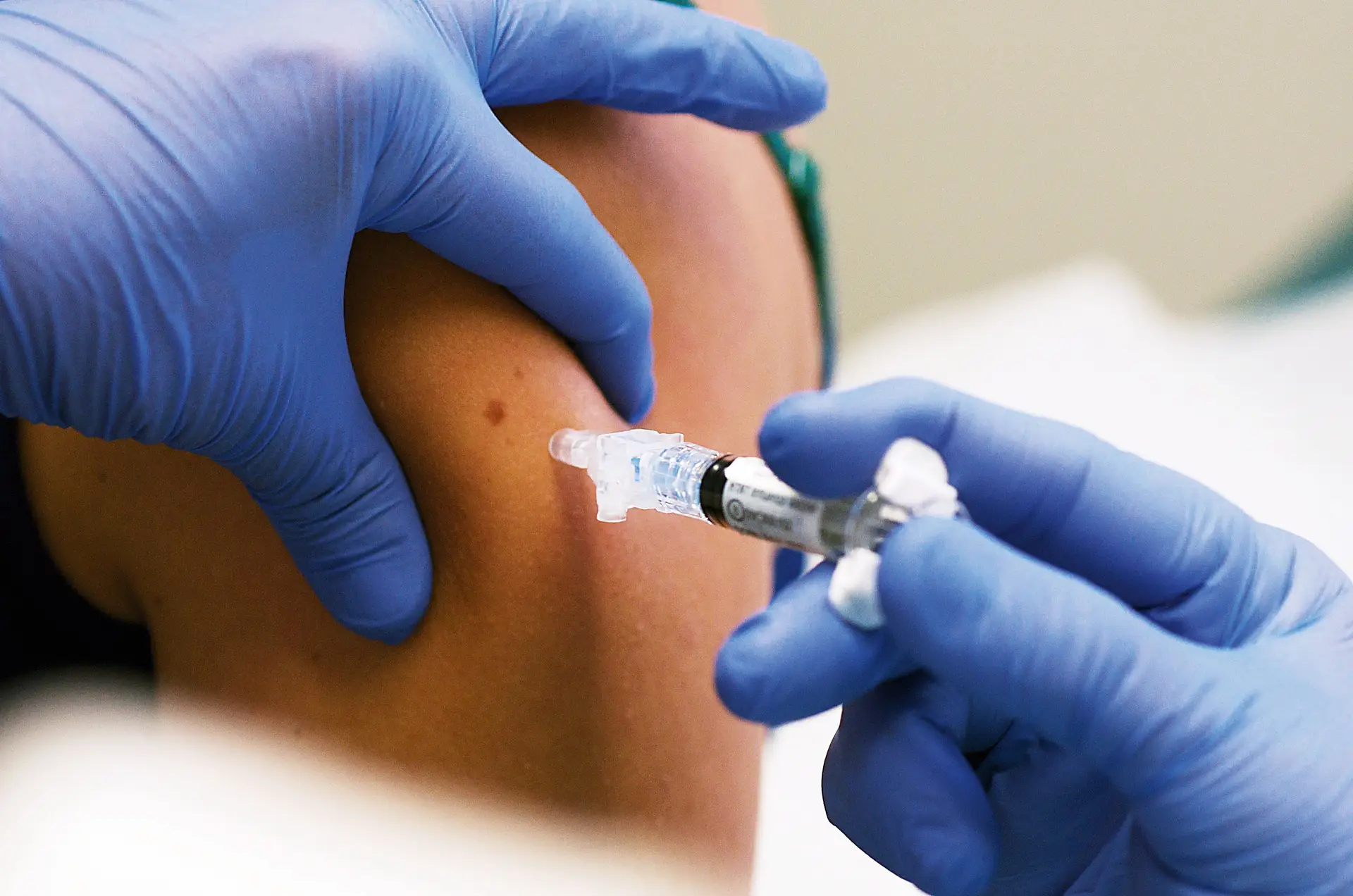 Vacinação, etiqueta respiratória e alimentação saudável são importantes na prevenção da gripe