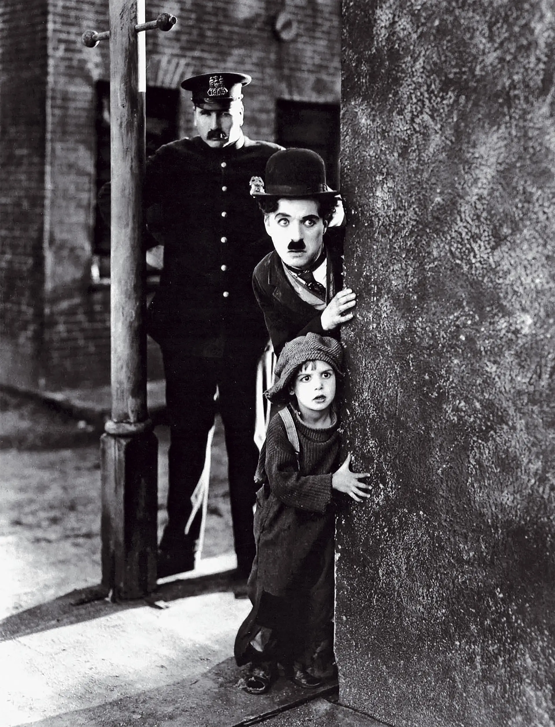 Charlie Chaplin com o pequeno Jackie Coogan, estrela de “O Garoto de Charlot”, com quem terá desenvolvido uma relação paternal