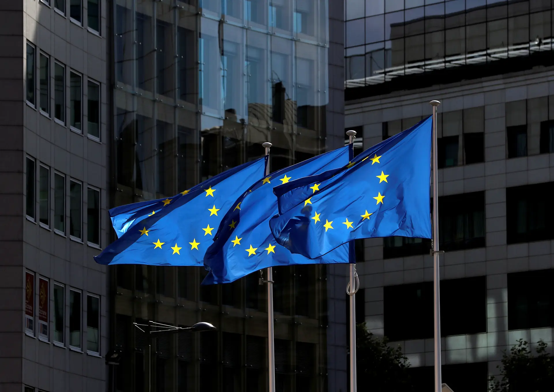 Código de barras, bilingue, em papel e digital: eis o projeto para o passaporte de vacinação da União Europeia