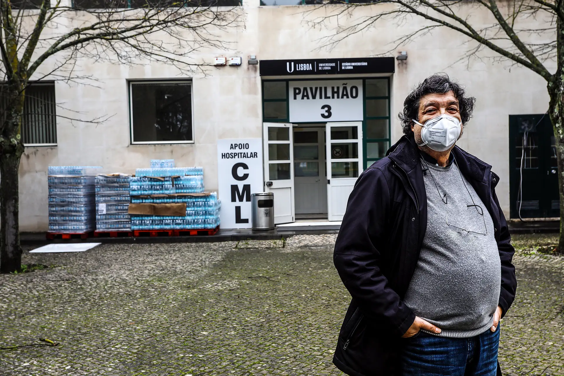 António Diniz em frente ao pavilhão onde está a funcionar o hospital de retaguarda