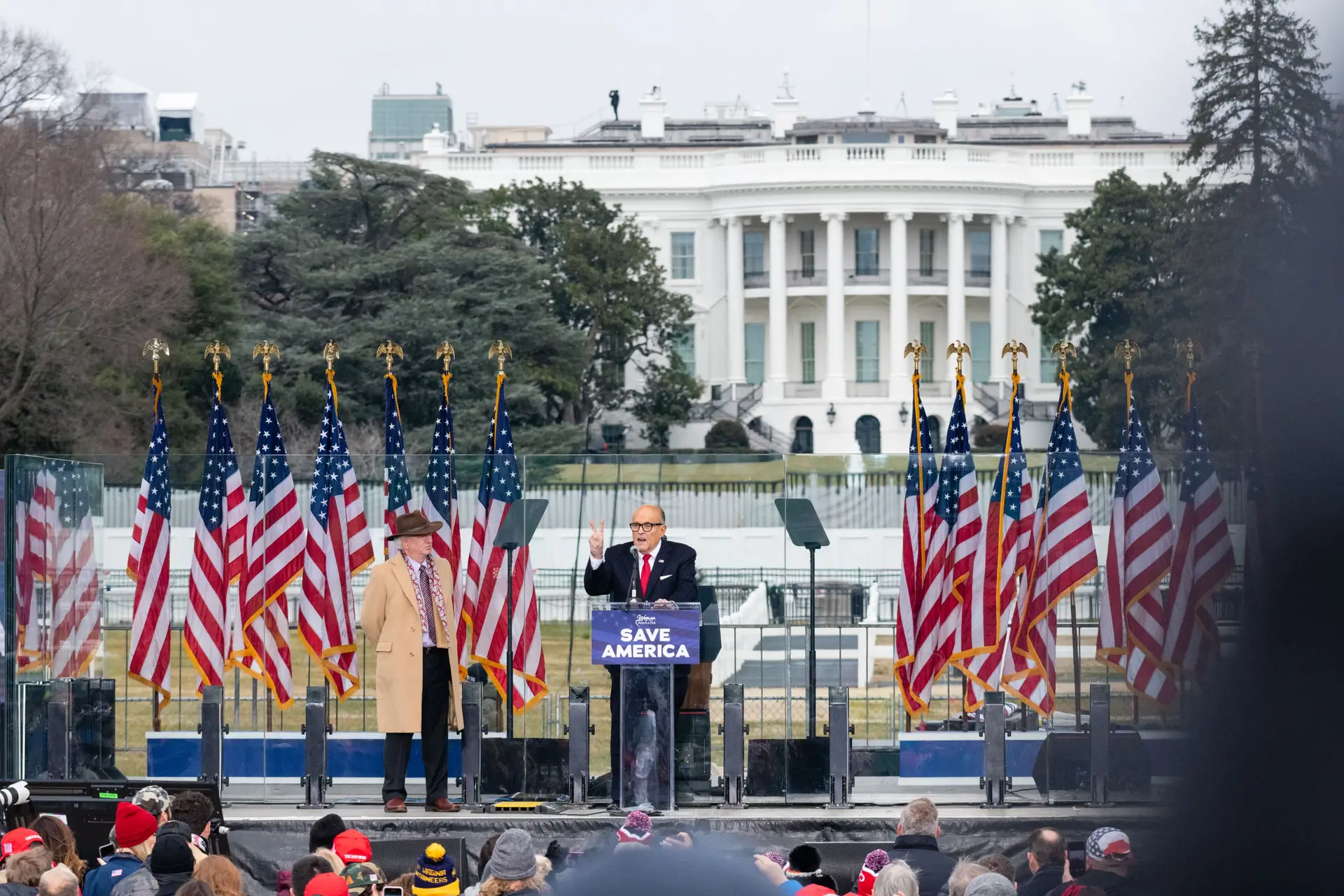 Rudy Giuliani, advogado pessoal de Trump, no comício em que este pediu uma marcha até ao Capitólio. Também ele ficou sem pagamento quando os seus serviços não satisfizeram o ex-Presidente
