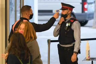 Toma de temperatura de un policía provincial adscrito a un mitin en Villanova e la Giltro, el 11 de febrero