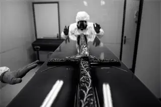 Covid. Caos, medo e respeito pela doença que não escolhe idades: três dias no Amadora-Sintra (uma fotogaleria)