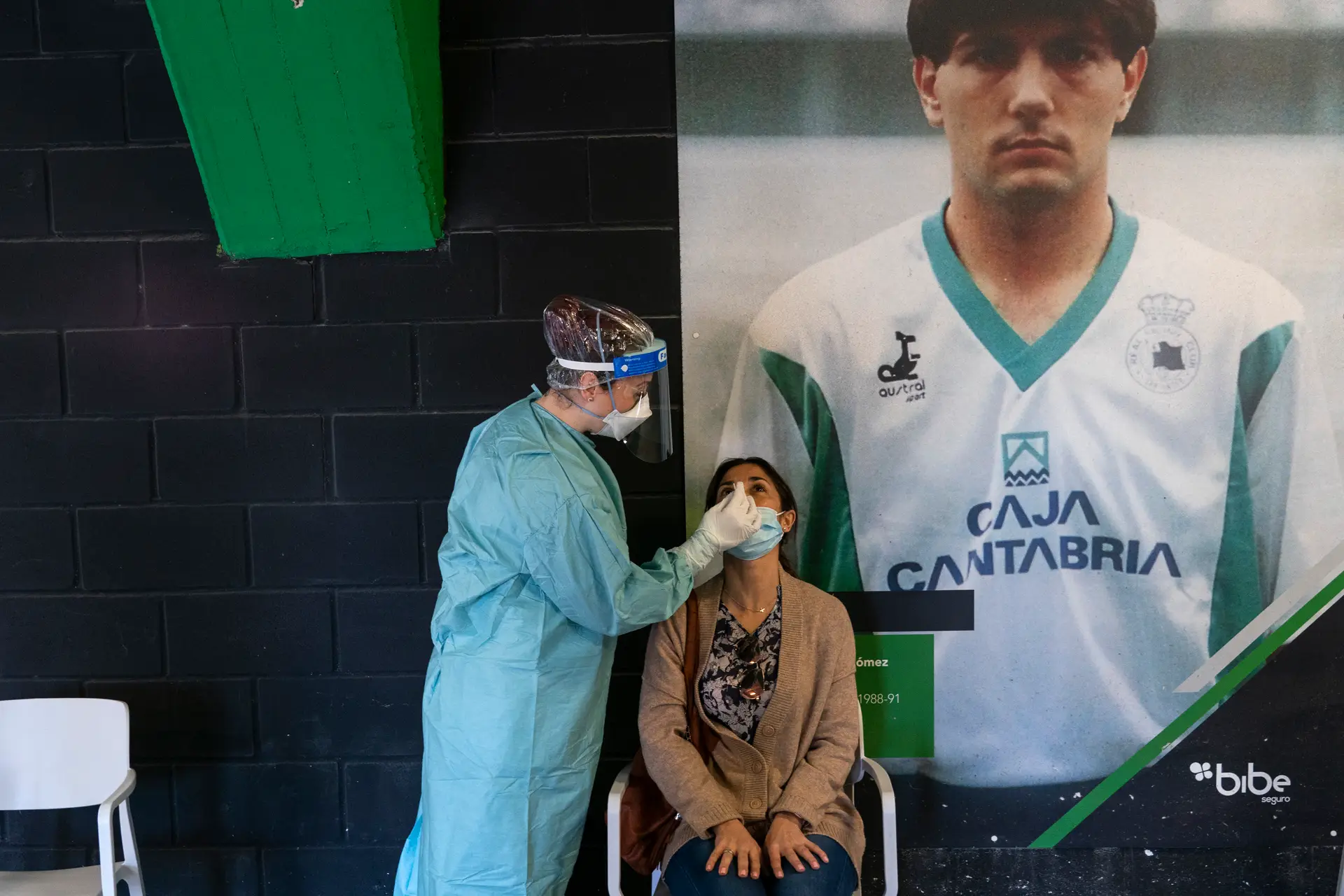Campanha de testes em massa, nas instalações do clube de futebol Racing de Santander, em Espanha