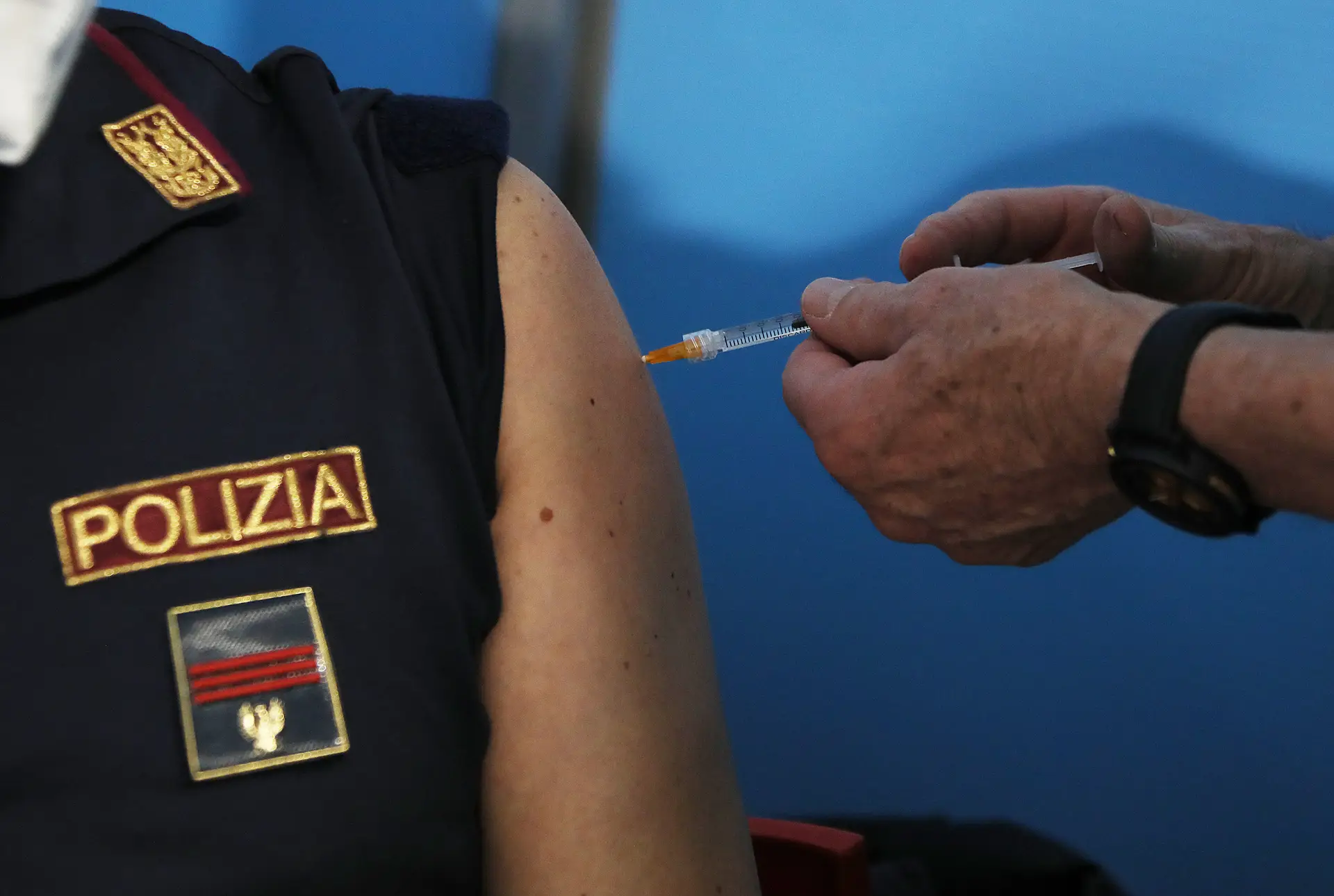 Um polícia italiano recebe uma dose da vacina da AstraZeneca, num centro instalado no aeroporto de Fiumicino, em Roma