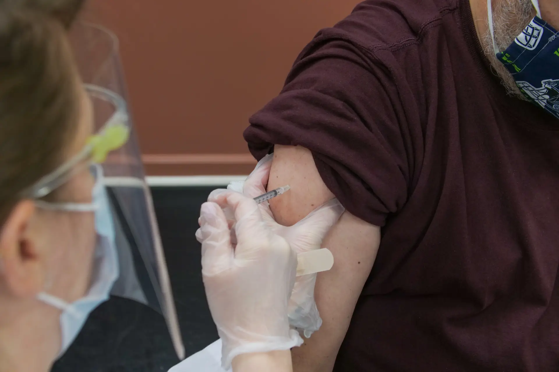 Covid-19. Vacinas de segunda geração protegem contra novas variantes. Podem induzir anticorpos no nariz e na garganta