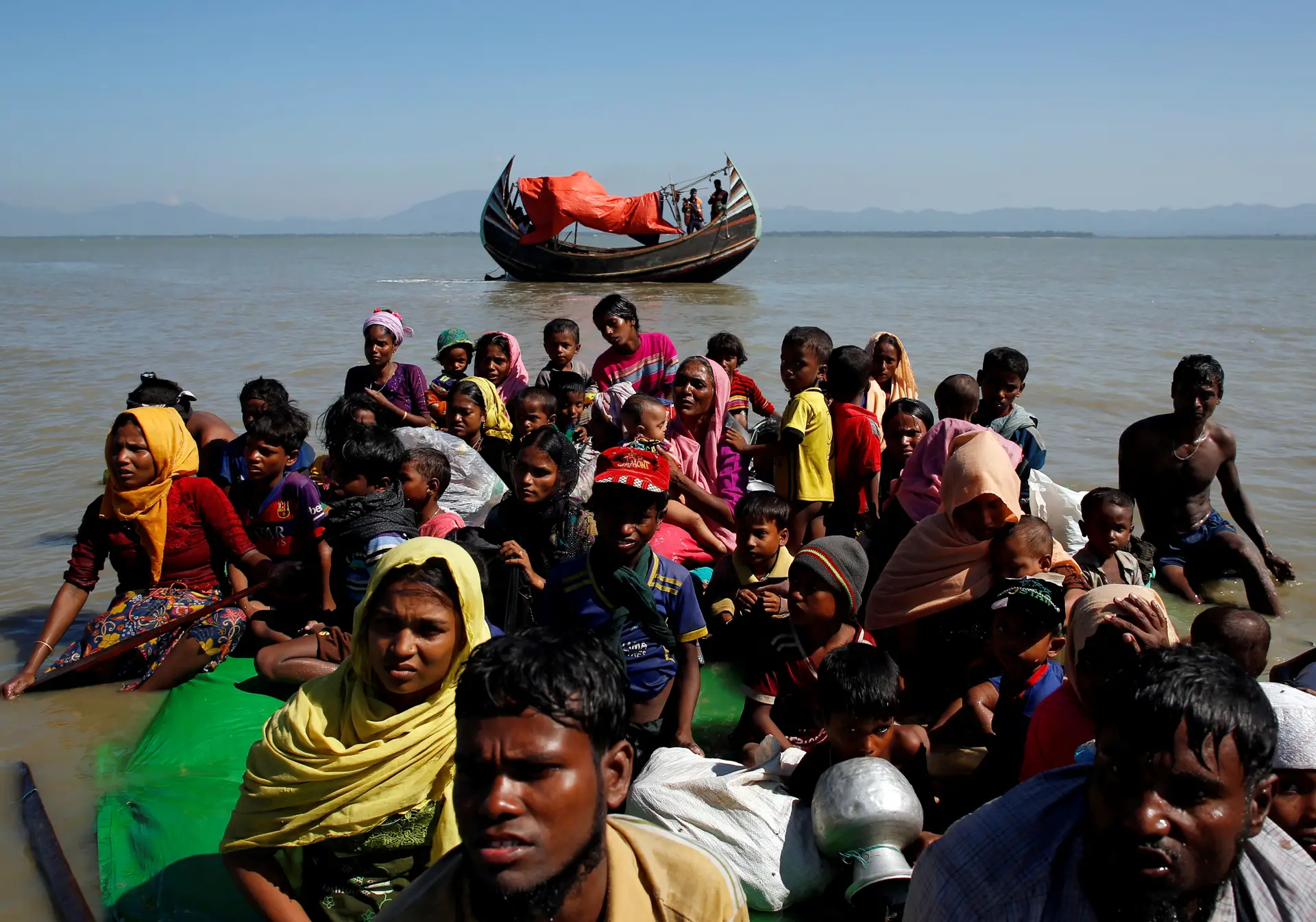 Refugiados Rohingya num barco na zona de fronteira entre o Bangladesh e Myanmar, a 9 de novembro de 2017