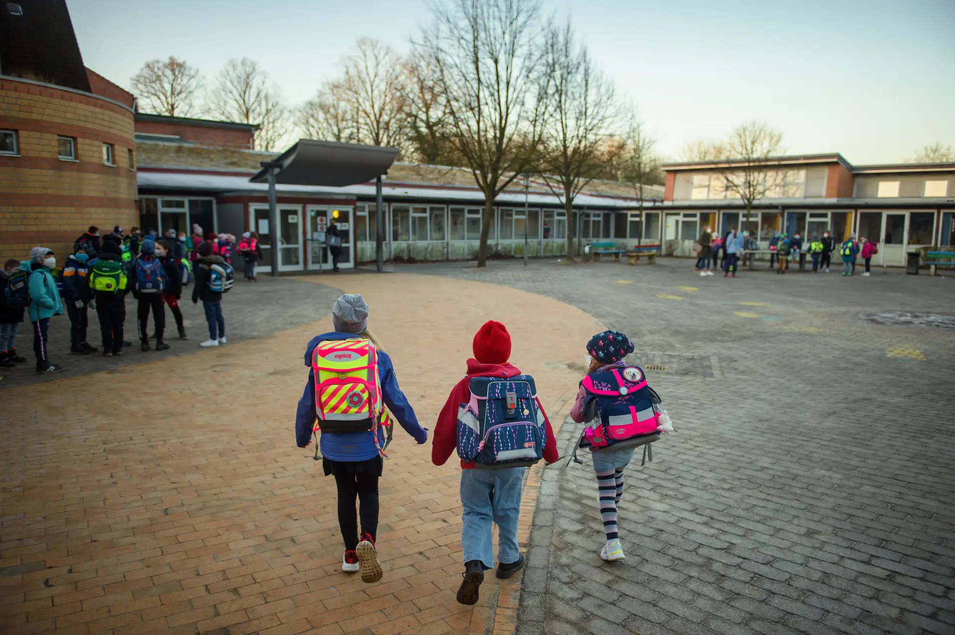 Apesar de um aumento das restrições, mais de metade dos estados federados da Alemanha deram prioridade à reabertura das escolas primárias e jardins de infância