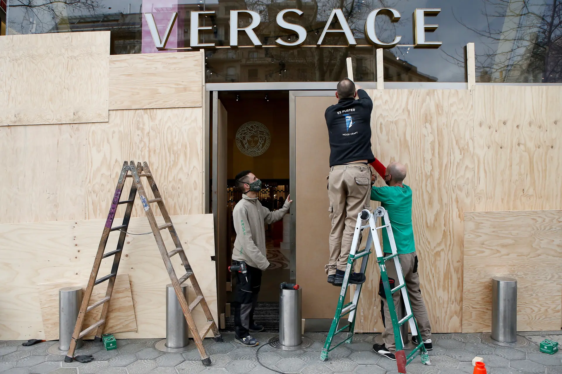 A Prada vai passar a vestir também Versace: negócio de €1,25 mil milhões junta dois dos maiores nomes da moda de luxo italiana
